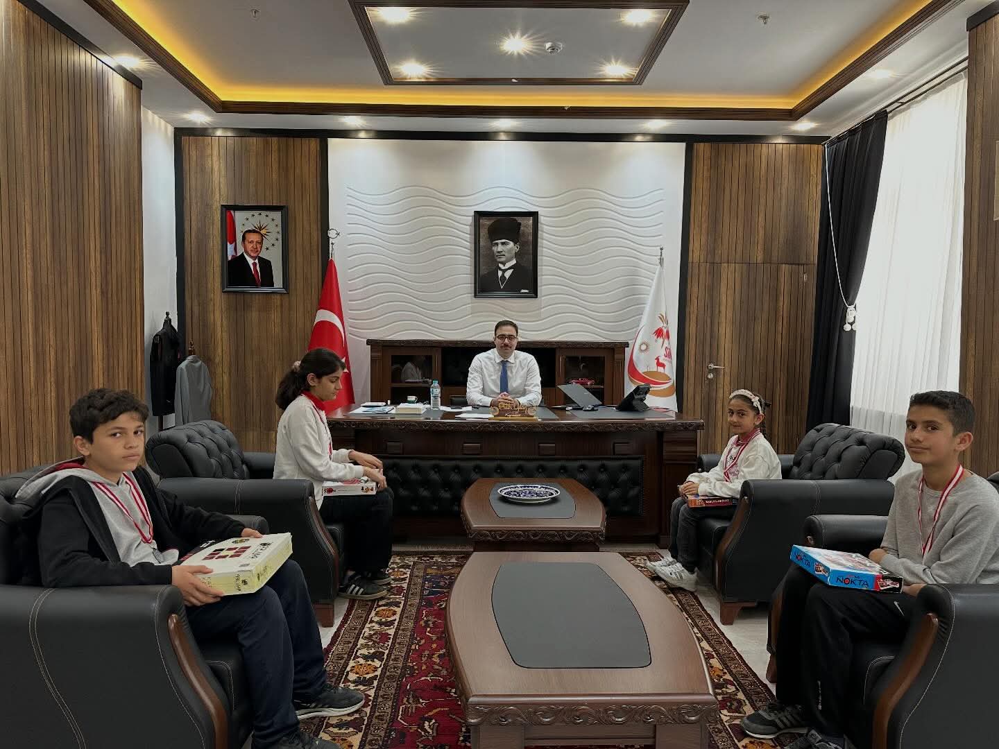 Sincik Kaymakamı Fatih Yıldız, Zekâ Oyunlarında Büyük Başarı Sağlayan Öğrencileri Makamında Kabul Etti