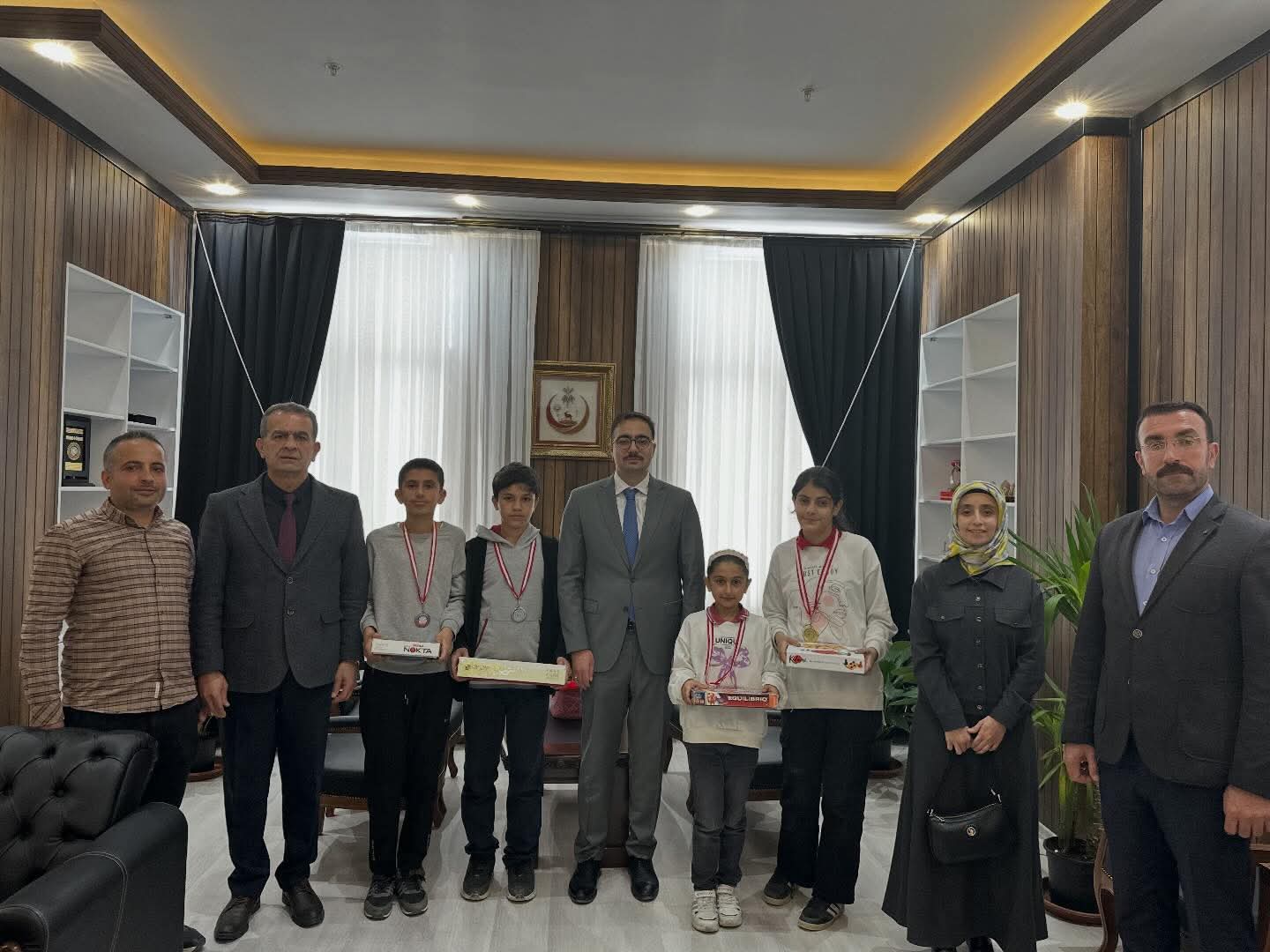 Sincik Kaymakamı Fatih Yıldız, Zekâ Oyunlarında Büyük Başarı Sağlayan Öğrencileri Makamında Kabul Etti - 2