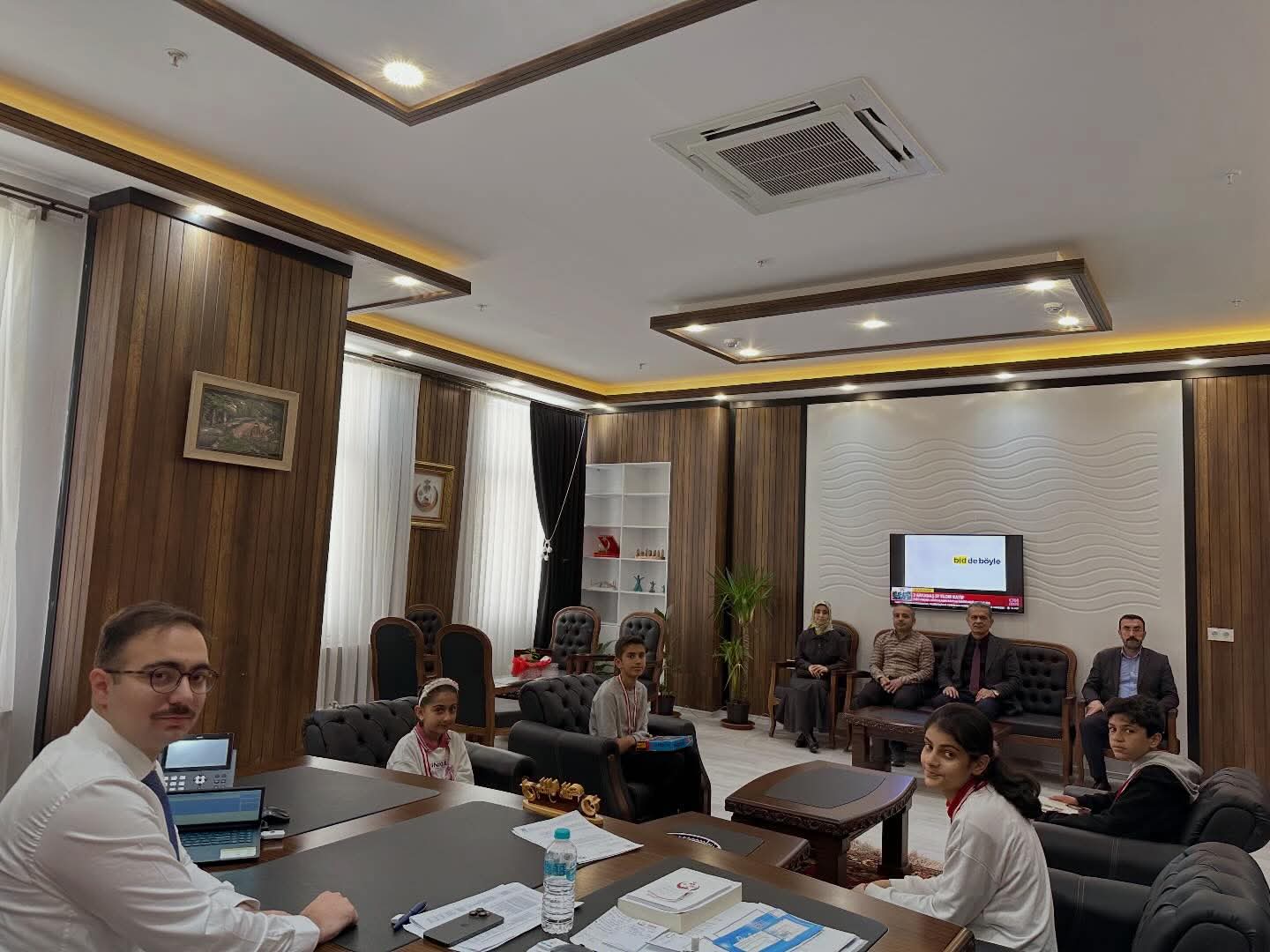 Sincik Kaymakamı Fatih Yıldız, Zekâ Oyunlarında Büyük Başarı Sağlayan Öğrencileri Makamında Kabul Etti - 3