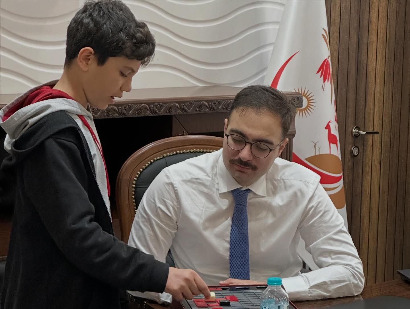 Sincik Kaymakamı Fatih Yıldız, Zekâ Oyunlarında Büyük Başarı Sağlayan Öğrencileri Makamında Kabul Etti - 4