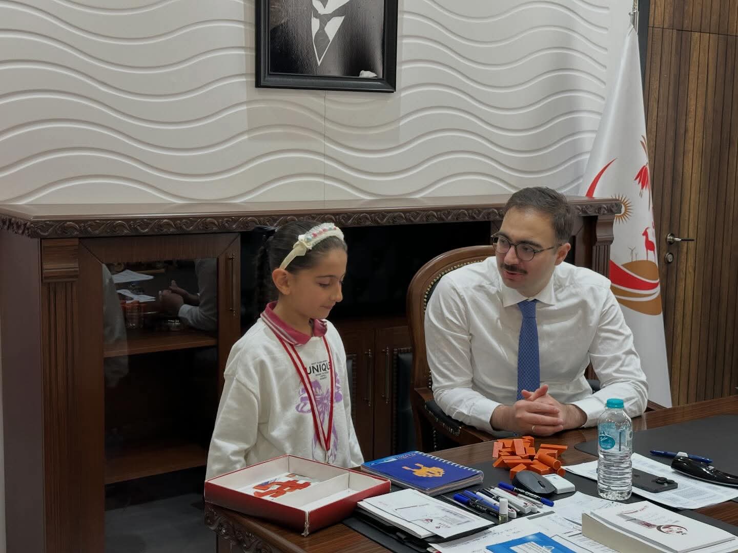 Sincik Kaymakamı Fatih Yıldız, Zekâ Oyunlarında Büyük Başarı Sağlayan Öğrencileri Makamında Kabul Etti - 5