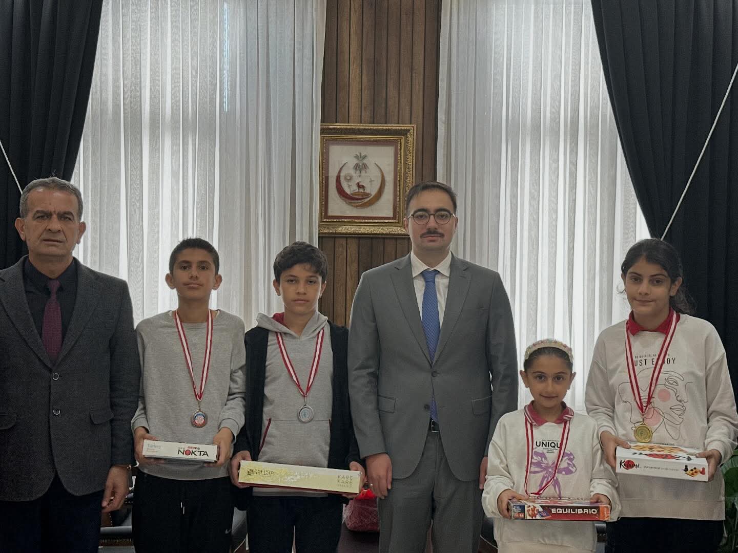 Sincik Kaymakamı Fatih Yıldız, Zekâ Oyunlarında Büyük Başarı Sağlayan Öğrencileri Makamında Kabul Etti - 6