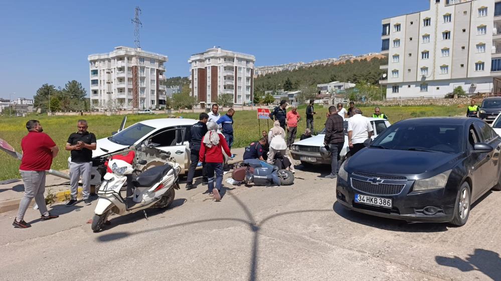 Kontrolden çıkan otomobil araçlara çarptı: 3 yaralı