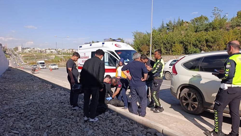 Adıyaman’da otomobil ile motosikletin çarpışması sonucu 1 kişi yaralandı.