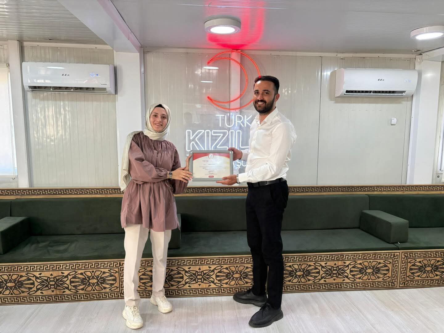 Kahta Kızılay Başkanı Av. Ömer Faruk Dündar Kahta Kızılay Şubesi olarak Kadın Kolları Başkanlığı görevine atanan Melike Turan’a yetki belgesini takdim etti.