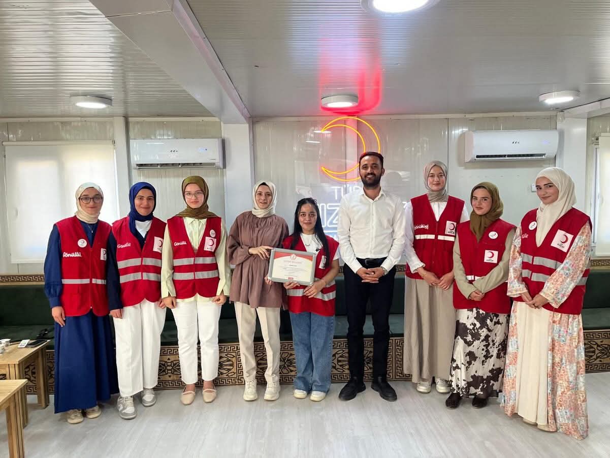 Kahta Kızılay Başkanı Av. Ömer Faruk Dündar Kahta Kızılay Şubesi olarak Kadın Kolları Başkanlığı görevine atanan Melike Turan’a yetki belgesini takdim etti. - 2