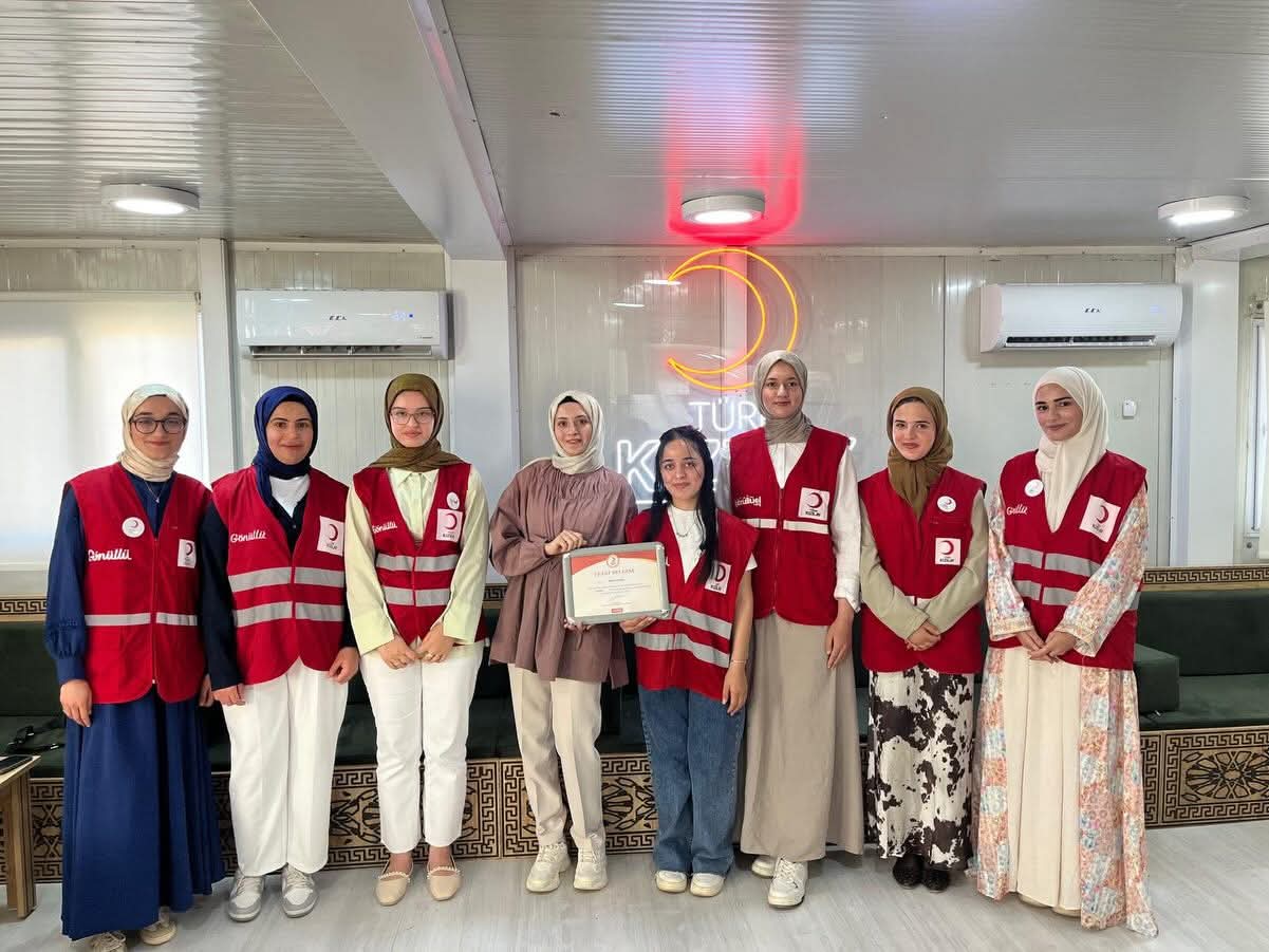 Kahta Kızılay Başkanı Av. Ömer Faruk Dündar Kahta Kızılay Şubesi olarak Kadın Kolları Başkanlığı görevine atanan Melike Turan’a yetki belgesini takdim etti. - 3