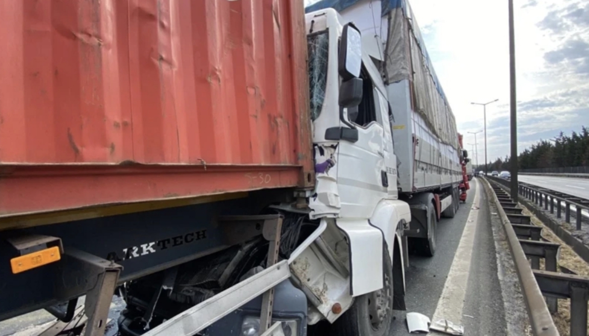 TEM'de 6 TIR'ın karıştığı zincirleme trafik kazası meydana geldi