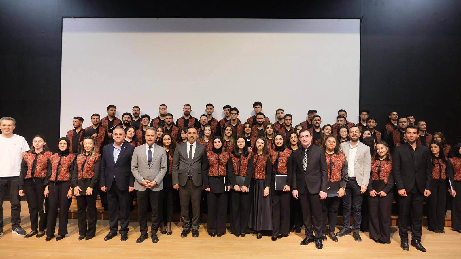 Adıyaman Üniversitesi Devlet Konservatuvarı Çok Sesli Korosu tarafından düzenlenen konsere çok sayıda davetli katıldı