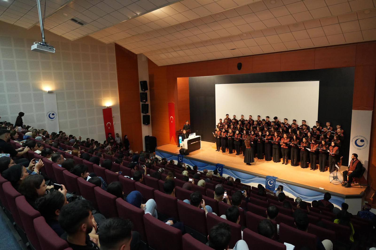 Adıyaman Üniversitesi Devlet Konservatuvarı Çok Sesli Korosu tarafından düzenlenen konsere çok sayıda davetli katıldı - 3