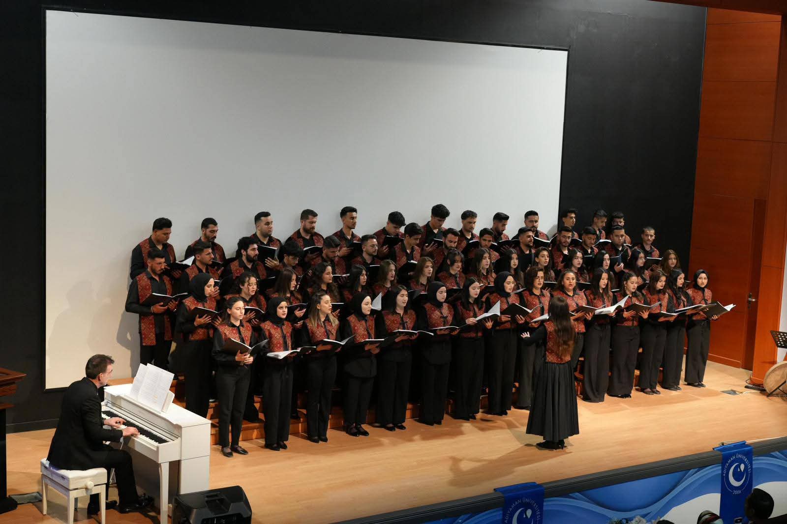 Adıyaman Üniversitesi Devlet Konservatuvarı Çok Sesli Korosu tarafından düzenlenen konsere çok sayıda davetli katıldı - 4