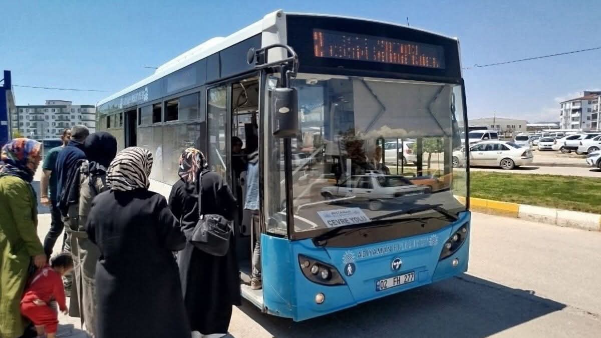 Adıyaman’da şehir içi otobüste bayılan yolcu, şoförün güzergâh değiştirerek yaptığı hızlı müdahaleyle hastaneye ulaştırıldı