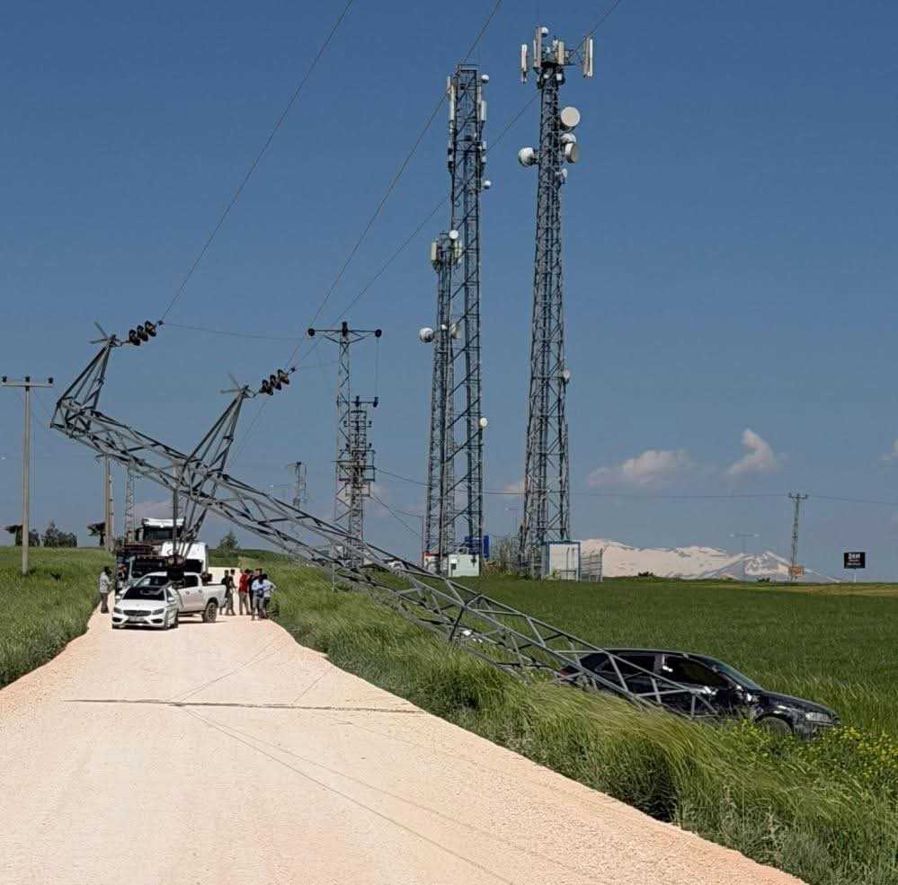 Adıyaman’da sürücüsünün direksiyon hâkimiyetini kaybettiği otomobil, tarlaya girerek elektrik direğine çarpıp durabildi