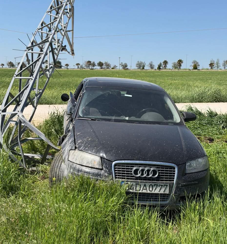 Adıyaman’da sürücüsünün direksiyon hâkimiyetini kaybettiği otomobil, tarlaya girerek elektrik direğine çarpıp durabildi - 2