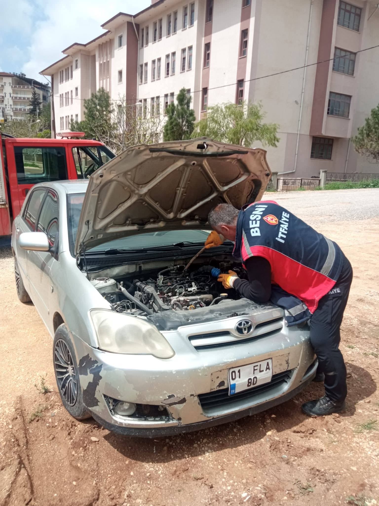 Besni'de Aracın Motor Kısmına Sıkışan Kedi Kurtarıldı - 2