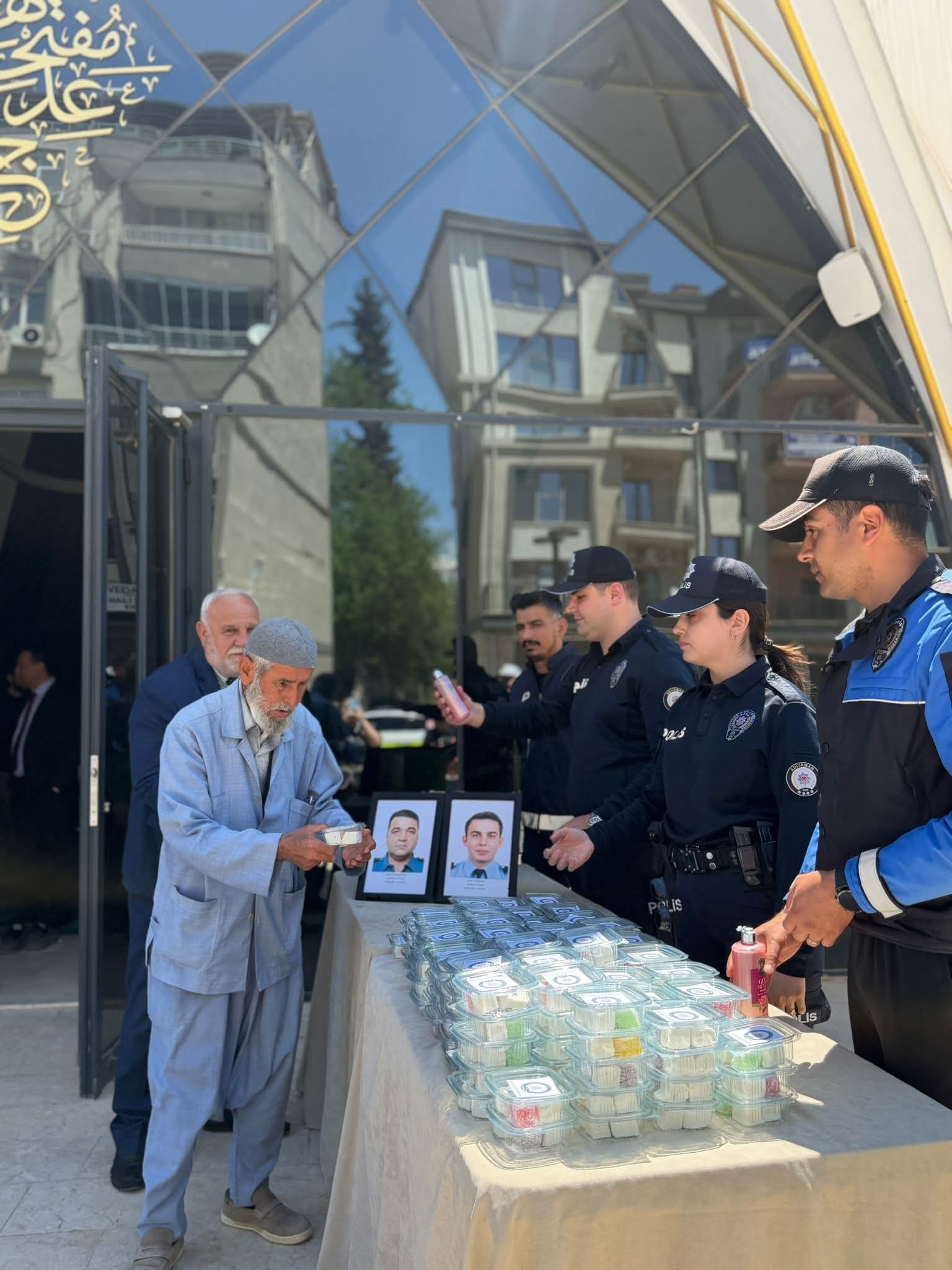Adıyaman Emniyet Müdürlüğü tarafından, Şehit Başkomiserimiz Kamuran ÜÇGÜL ve Şehit Komiserimiz Gökhan ÖZER’in aziz hatıralarını anmak üzere, Mevlid Programı Düzenlendi