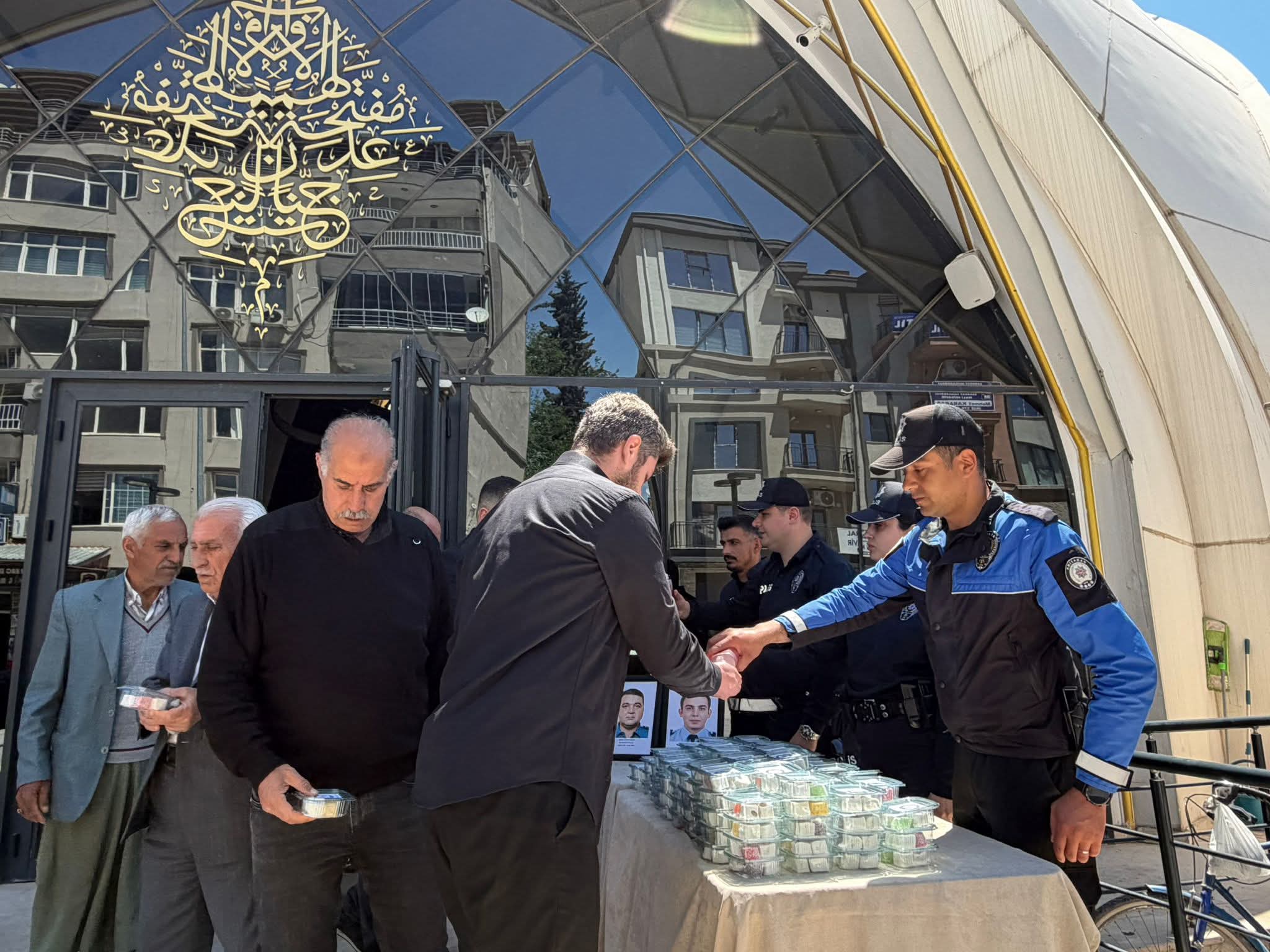 Adıyaman Emniyet Müdürlüğü tarafından, Şehit Başkomiserimiz Kamuran ÜÇGÜL ve Şehit Komiserimiz Gökhan ÖZER’in aziz hatıralarını anmak üzere, Mevlid Programı Düzenlendi - 3