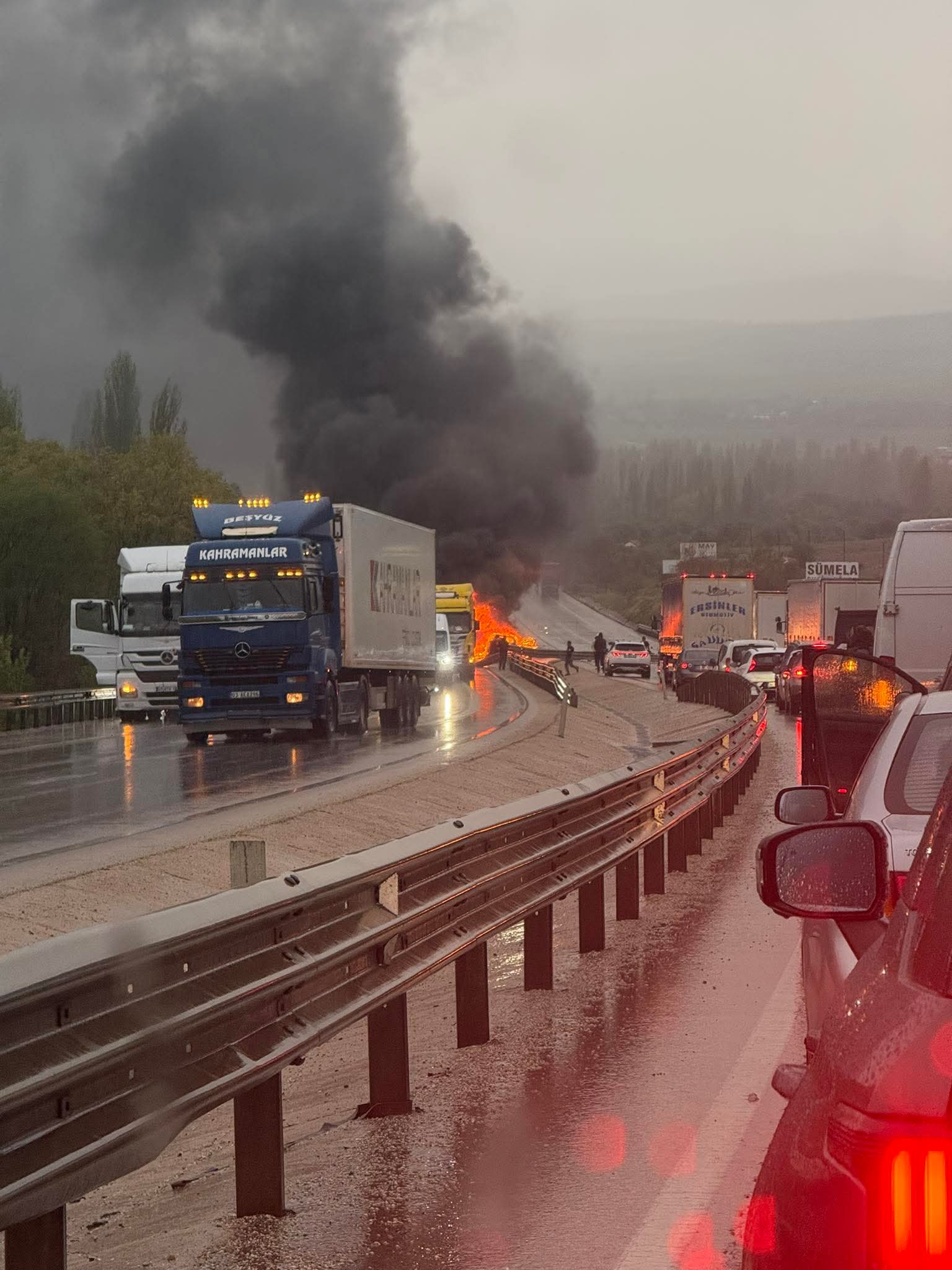 Afyonkarahisar Sandıklı Başağaç Rampasında Tır ile Otomobilin Çarpmışması Sonucunda Yaşanan Feci Kazada İlk Belirlemelere Göre 2 Kişi Öldü
