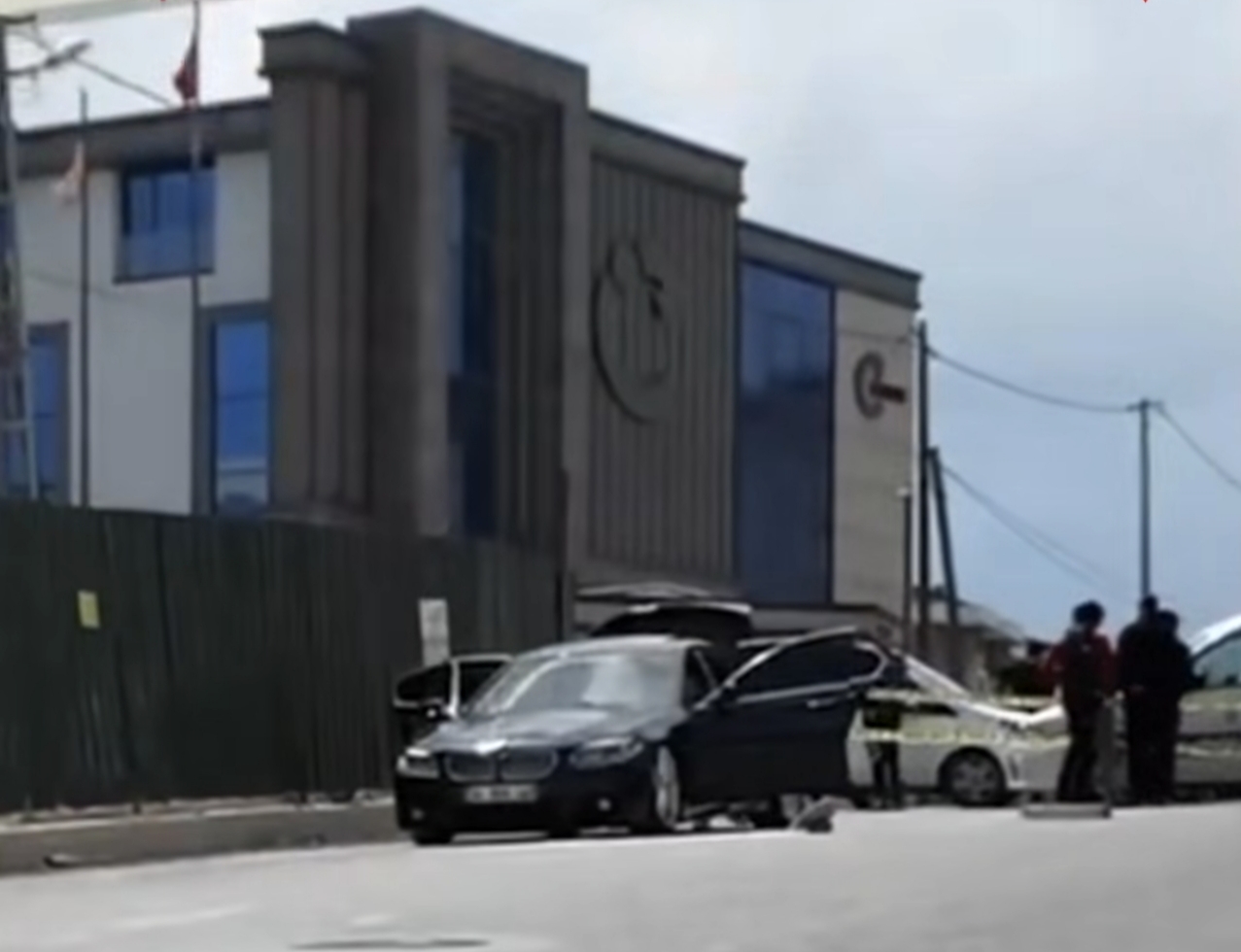 Park halindeki aracın içinde 1 kişi başından silahla vurulmuş halde  ölü bulundu - 2