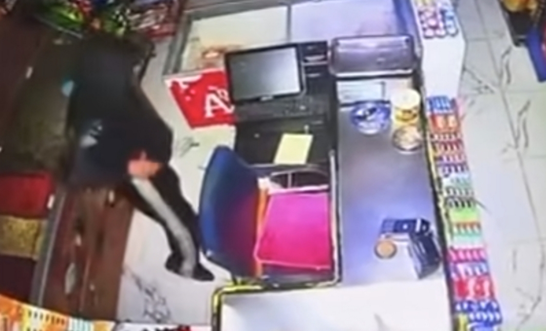 Kahta'da  bir iş yerinde meydana gelen hırsızlık olayı güvenlik kameralarına yansıdı.