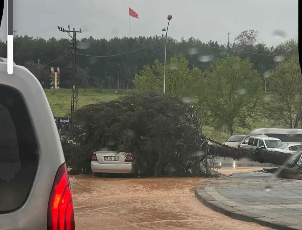 Gaziantep’te yaşanan sağanak yağış ve fırtına hayatı adeta felç etti