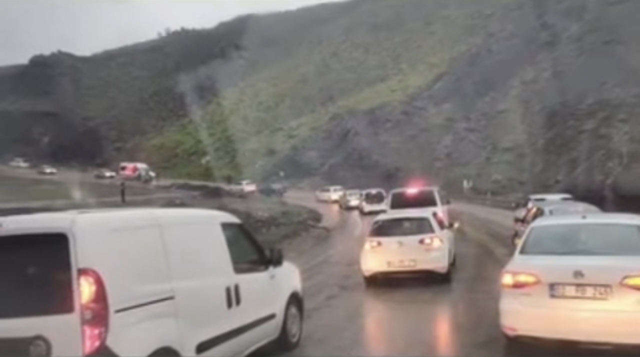 Çelikhan Karayolu’nda Heyelan: Yol Ulaşıma Kapandı