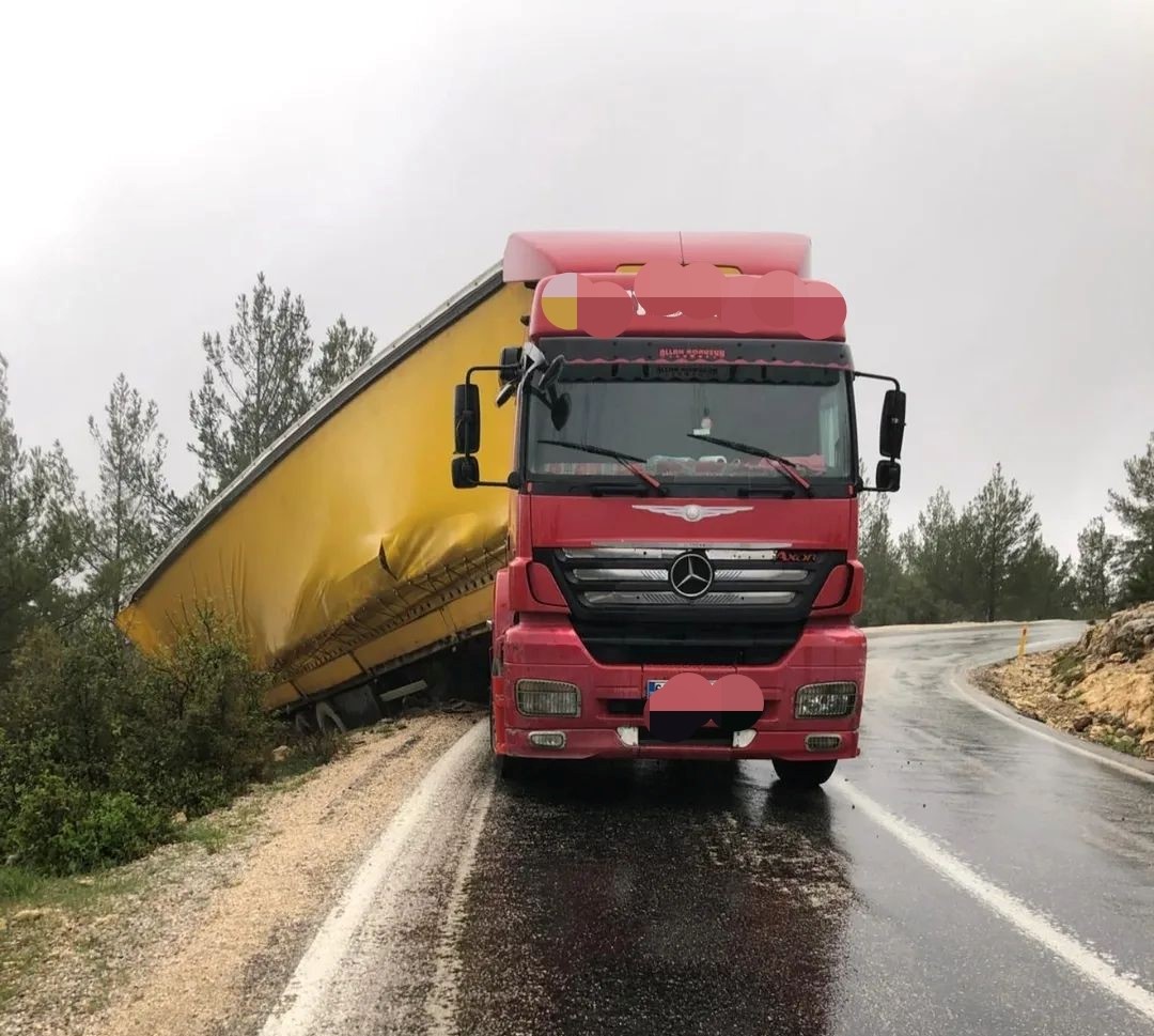 Mersin’de otomobil ile tır çarpıştı: 1 ölü, 2 yaralı