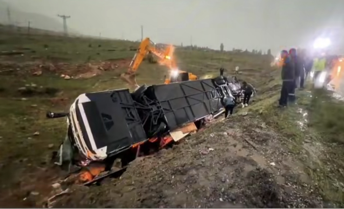 Malatya’nın Doğanşehir ilçesinde yolcu otobüsünün şarampole devrilmesi sonucu ölü ve yaralıların olduğu kazada ekiplerin müdahalesi sürüyor.