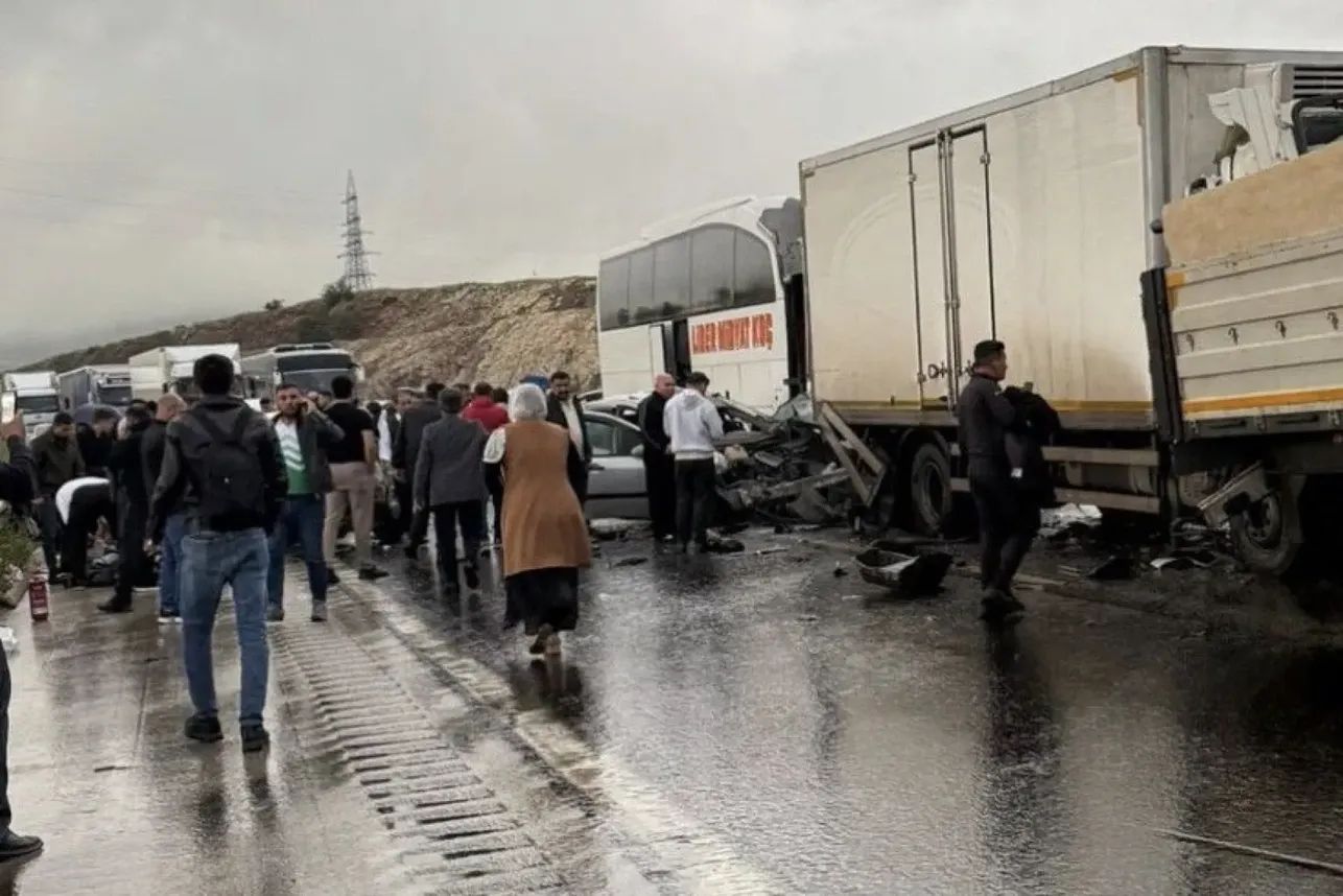 Tarsus-Adana-Gaziantep Otoyolu Narlı gişeleri mevkiinde zincirleme trafik kazası meydana geldi. - 1