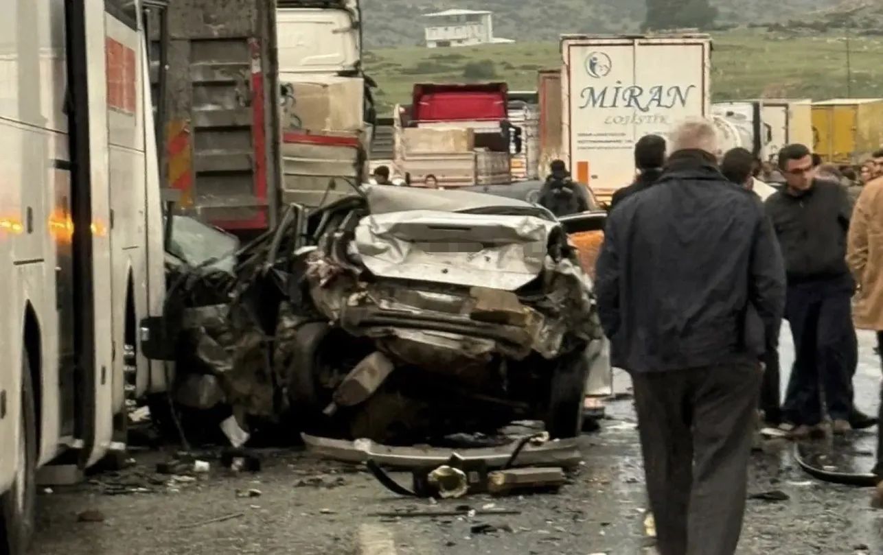 Tarsus-Adana-Gaziantep Otoyolu Narlı gişeleri mevkiinde zincirleme trafik kazası meydana geldi. - 2