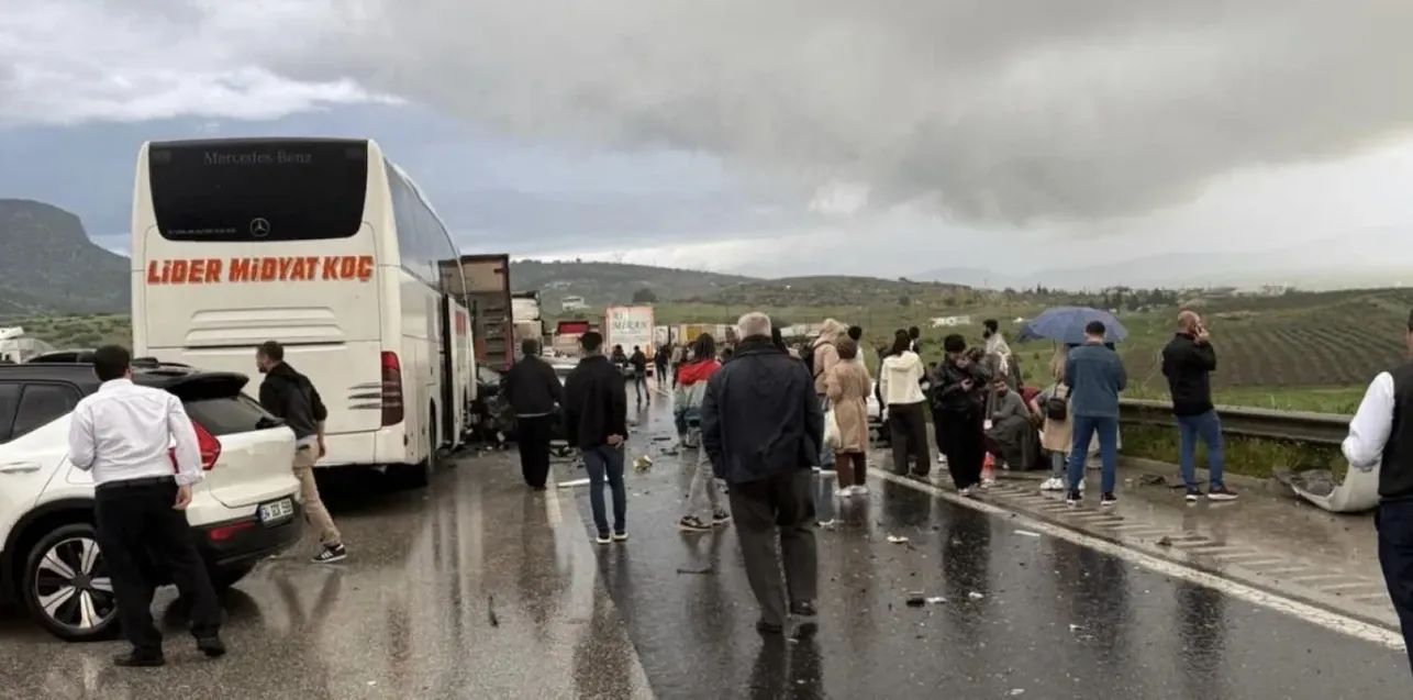 Tarsus-Adana-Gaziantep Otoyolu Narlı gişeleri mevkiinde zincirleme trafik kazası meydana geldi. - 3