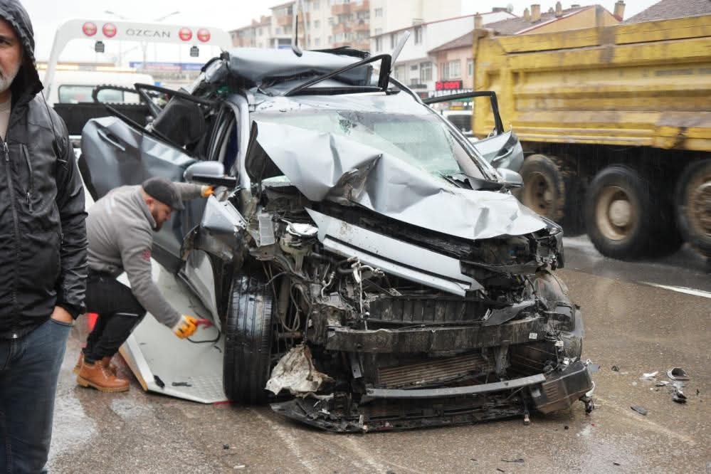 İki TIR'ın arasında kalan araba kağıt gibi ezildi - 2