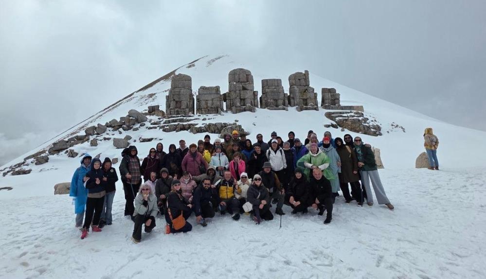Adıyaman'ın Kahta ilçesinde Nemrut Dağı'nı ziyaret eden Rus yazar Maksim Gaubets, Mezopotamya'yı önce Rusça konuşan toplumlara, daha sonra Türkiye insanına ve dünya insanlarına tanıtmaya devam ediyor.