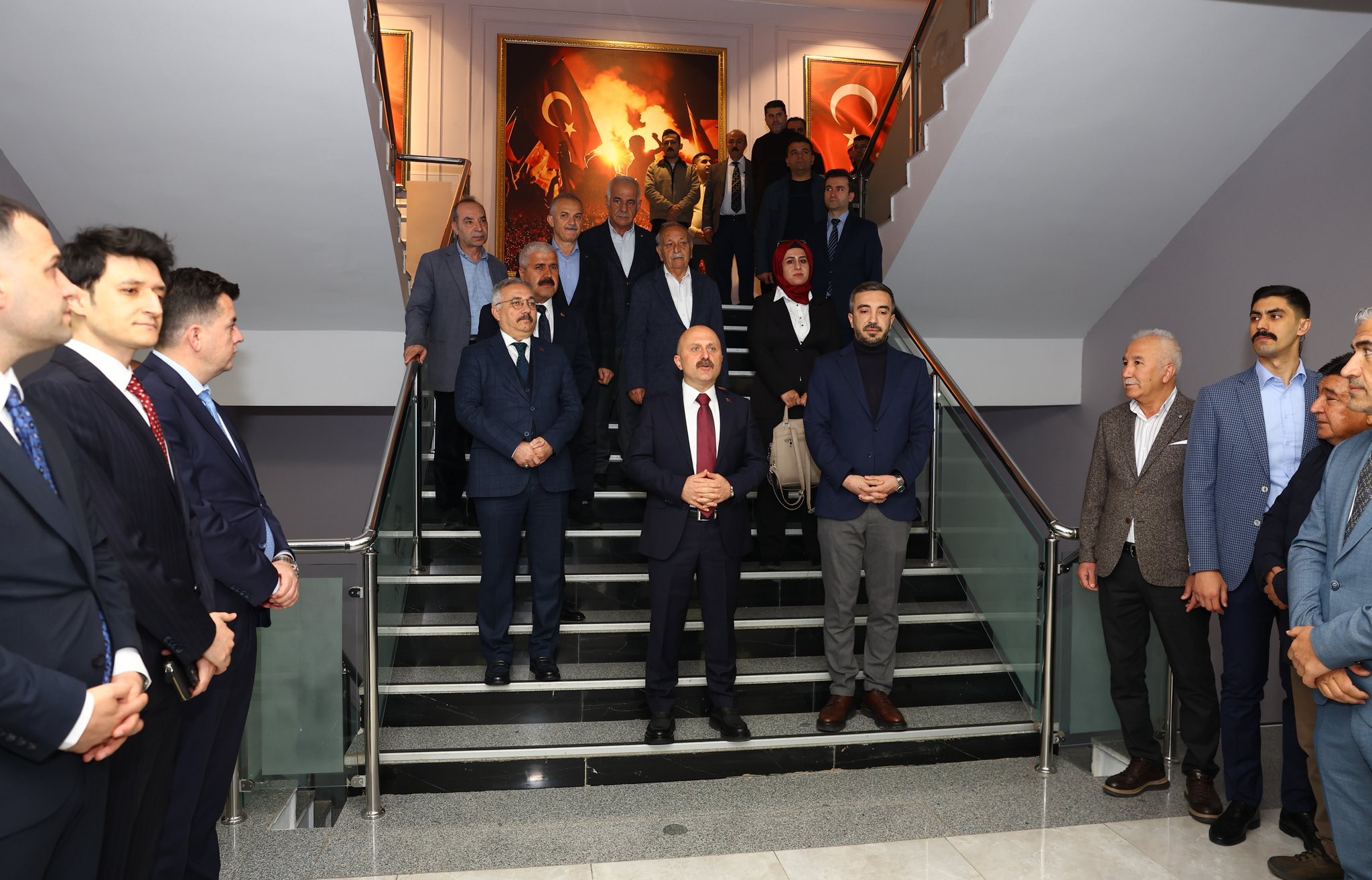 Adıyaman Valisi Dr. Osman Varol, Valiliğimiz önünde Adıyamanlı hemşerilerimizle vedalaşarak yeni görev yerine uğurlandı.