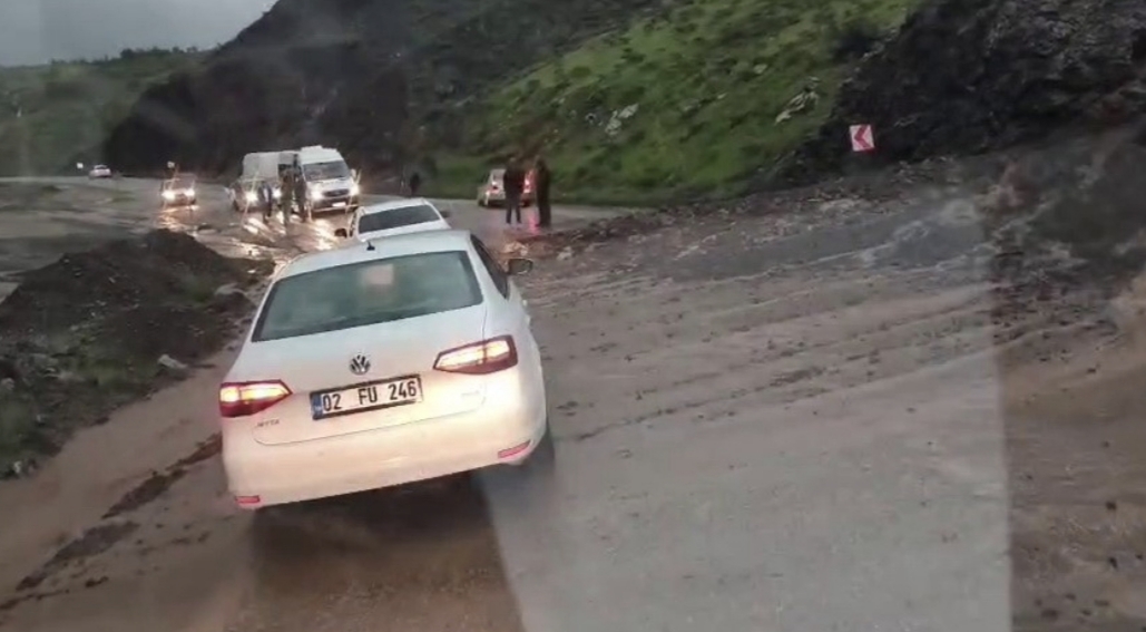 Adıyaman-Çelikhan Karayolunda şiddetli yağıştan dolayı heyelan meydana geldi