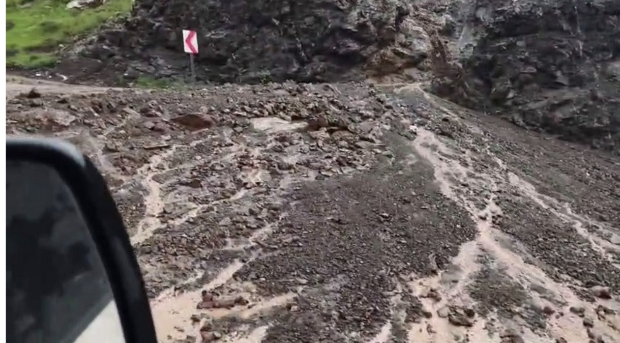 Adıyaman-Çelikhan Karayolunda şiddetli yağıştan dolayı heyelan meydana geldi - 2