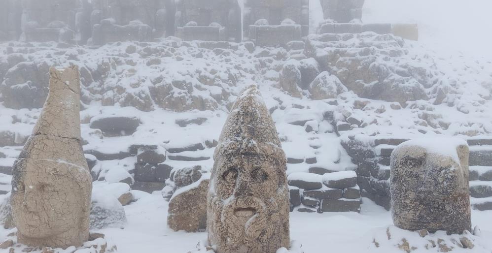 Nemrut Dağı'na Mayıs'ta Turist yerine  Kar geldi