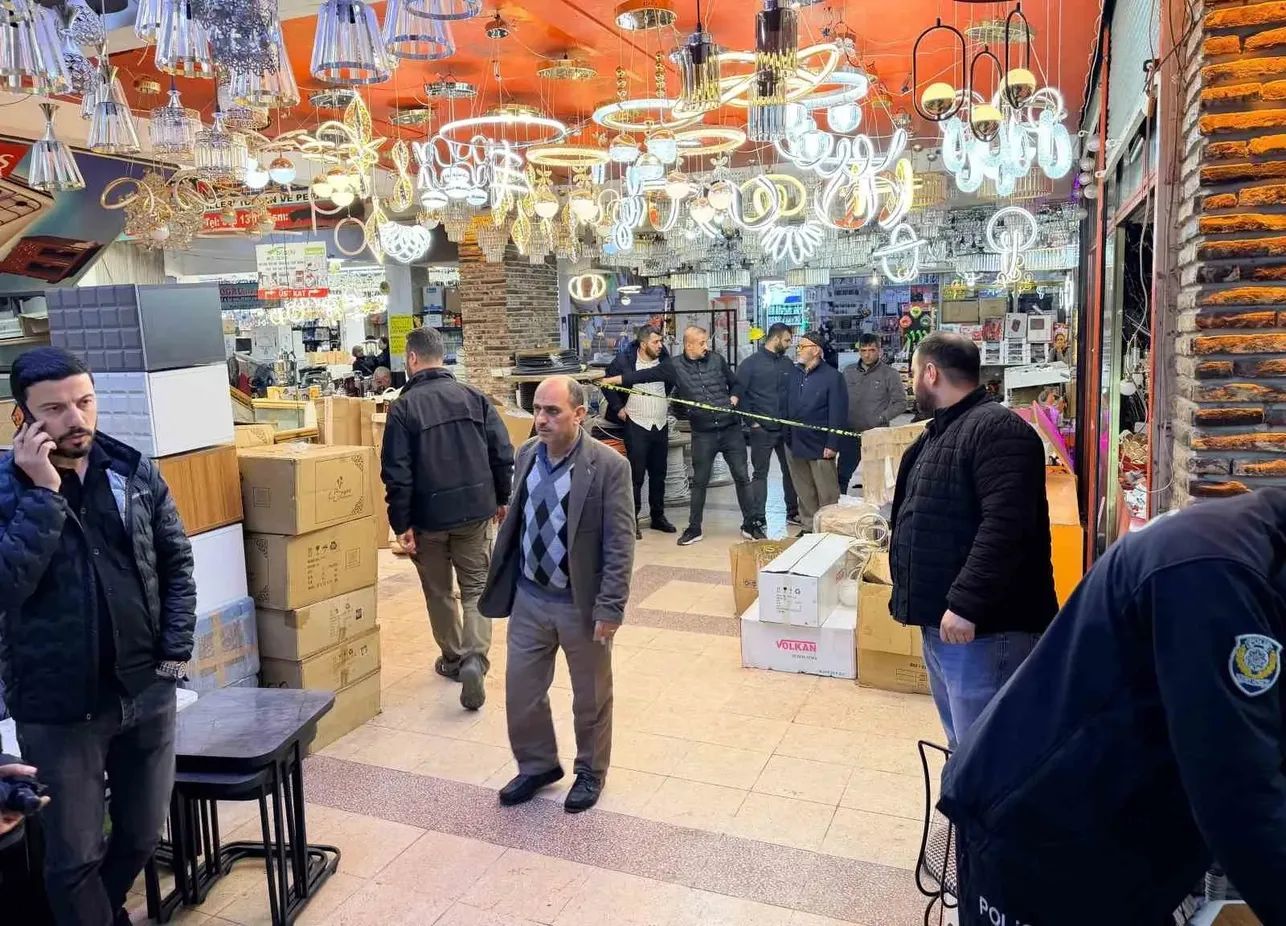 İş merkezinde kanlı hesaplaşma; 1 kişi ağır yaralı