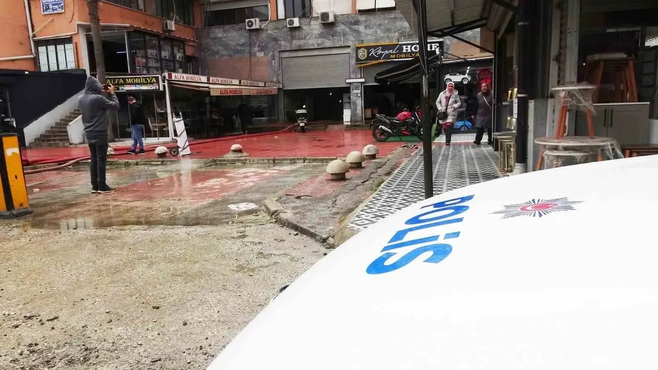 İş merkezinde kanlı hesaplaşma; 1 kişi ağır yaralı - 2