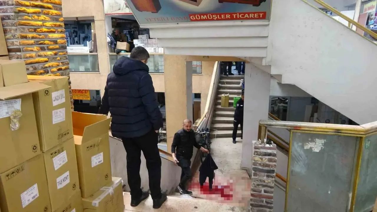 İş merkezinde kanlı hesaplaşma; 1 kişi ağır yaralı - 3