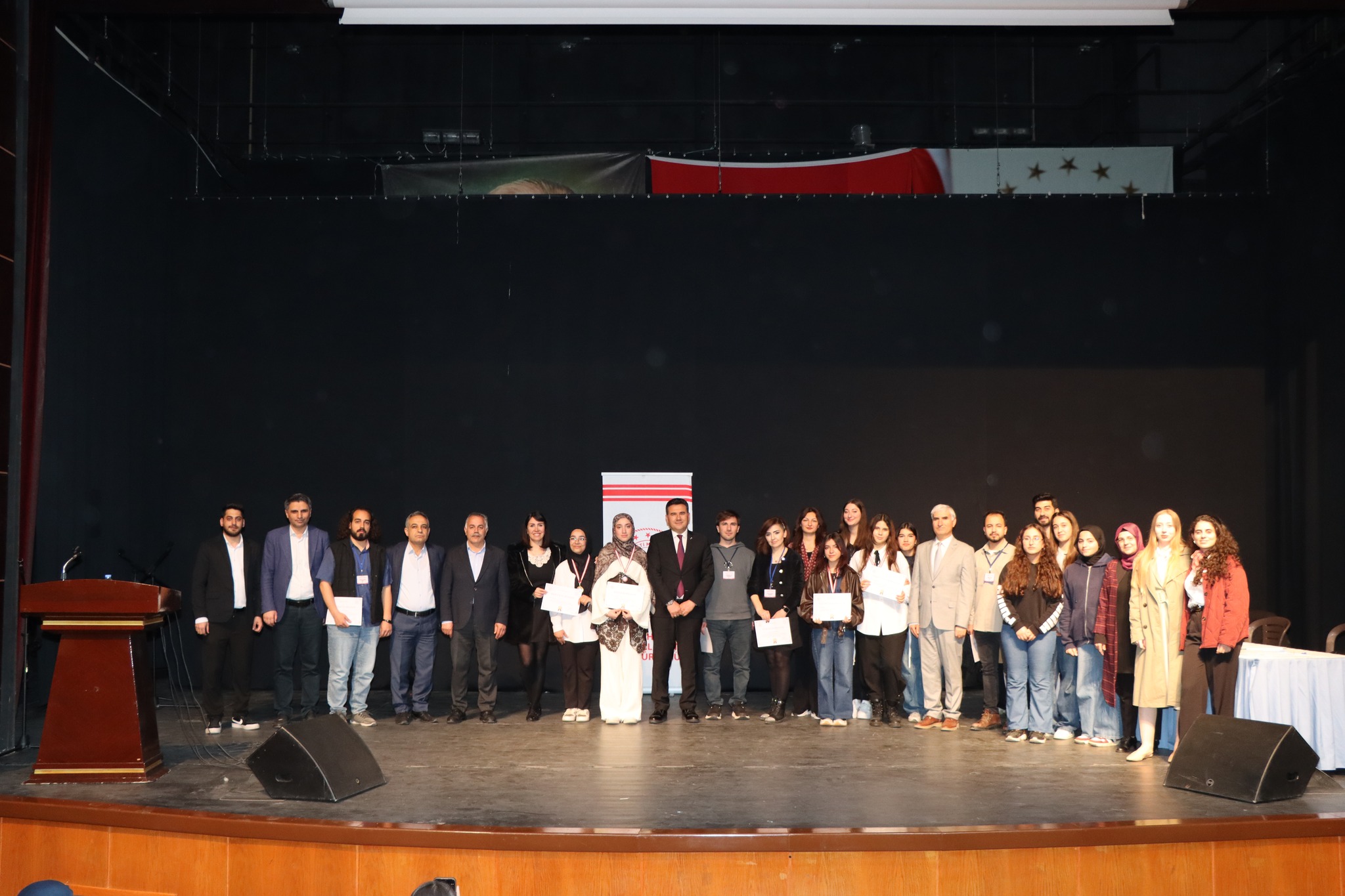 Kahta İlçe Millî Eğitim Müdürlüğü tarafından her yıl geleneksel olarak düzenlenen İngilizce Dil Festivali, bu yıl da öğrencilerin kıyasıya mücadele ettiği “İngilizce Şarkı Yarışması” ile renklendi.