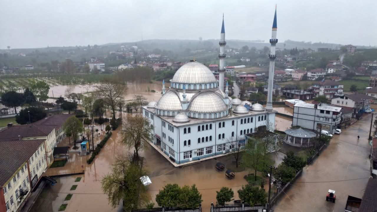 Kuvvetli sağanak yağış sonrası Baraj bölgesinde biriken suların taşması neticesinde mahalle sulara teslim oldu.