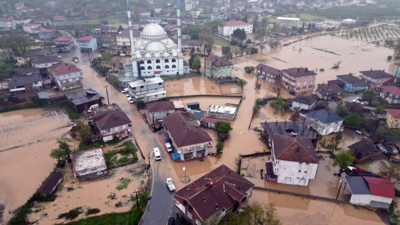 Kuvvetli sağanak yağış sonrası Baraj bölgesinde biriken suların taşması neticesinde mahalle sulara teslim oldu. - 3