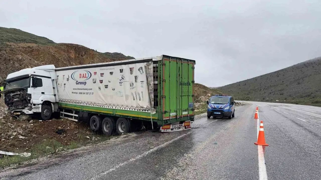 Sürücüsünün kontrolünden çıkan tır toprak yığınına çarptı. Kazada 1 kişi yaralandı.