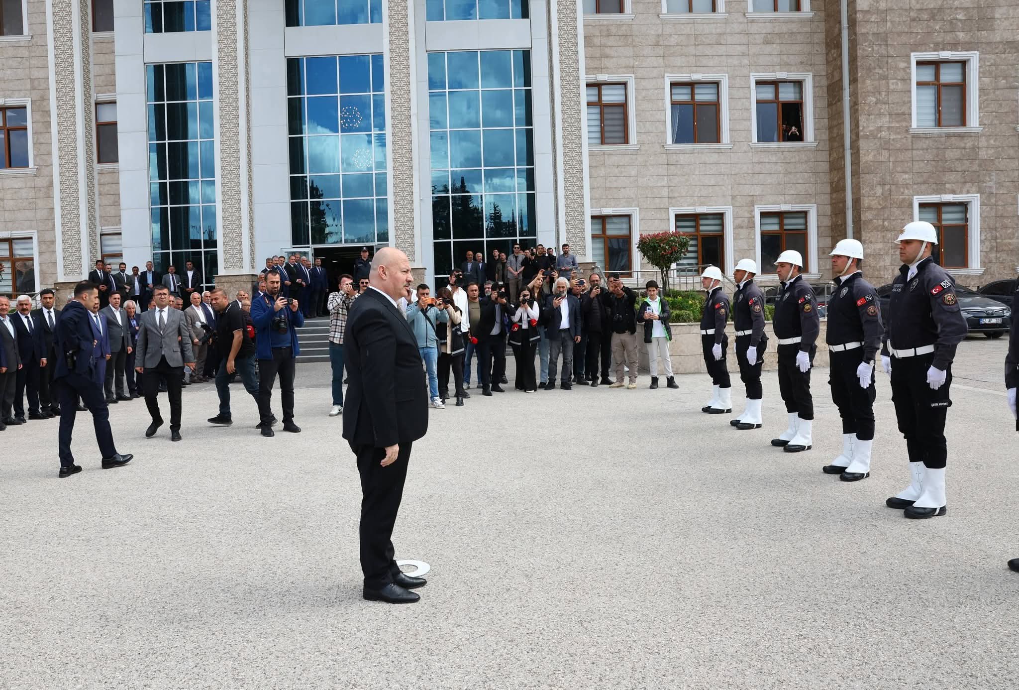 30 Nisan 2026 tarihli Cumhurbaşkanlığı Kararnamesi ile Adıyaman Valiliği görevine atanan Abdullah Küçük, bugün kente gelerek yeni görevine başladı. - 3