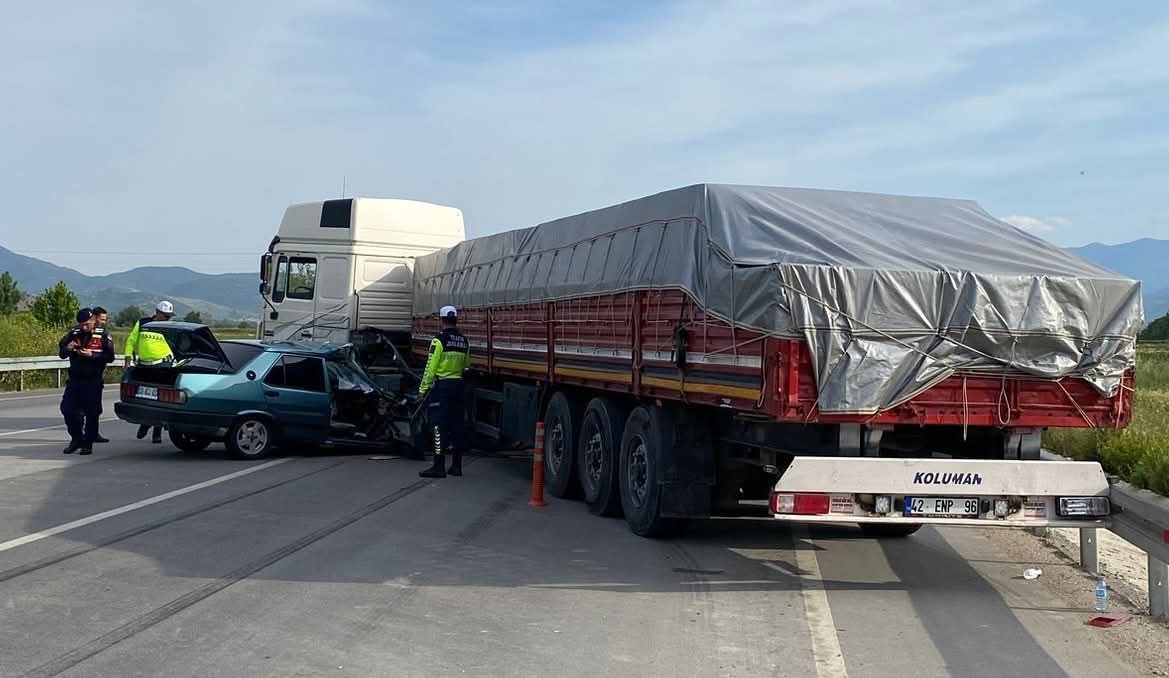 Otomobil TIR'ın altında kaldı 1 kişi yaralandı