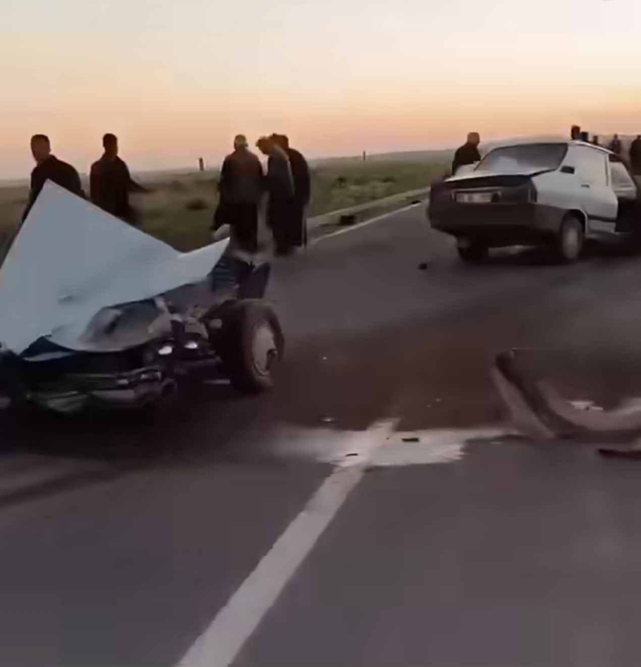Suruç’ta 2 otomobilin çarpışması sonucu meydana gelen kazada araçlar ikiye bölündü