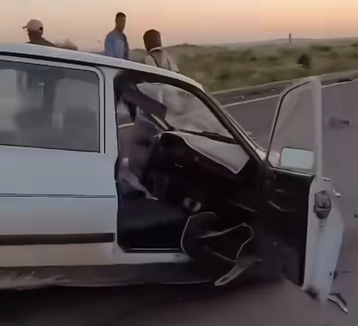 Suruç’ta 2 otomobilin çarpışması sonucu meydana gelen kazada araçlar ikiye bölündü - 2