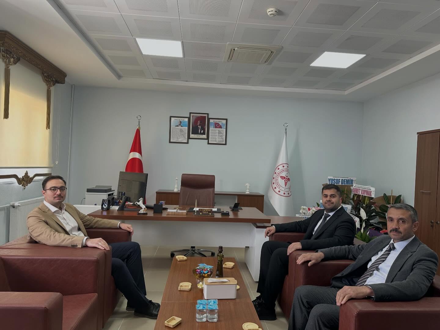 Sincik Kaymakamı Fatih Yıldız, İlçe Devlet Hastanesi Başhekimliği görevine yeni atanan Dr. Okan Kaymak’ı makamında ziyaret etti