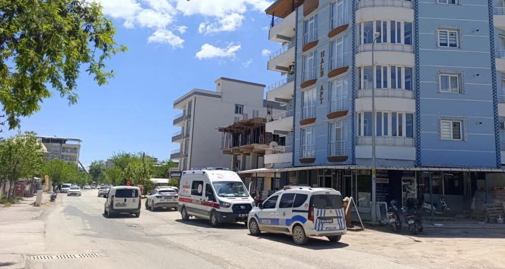 Adıyaman'da Balkona Çıkıp İntihara Kalkışan Şahsı, Ekipler İkna Ederek İndirdi